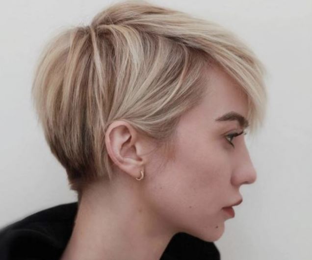 Carré Court Avec Frange Agitée Sur Cheveux Fins Sans Volume Bronde 