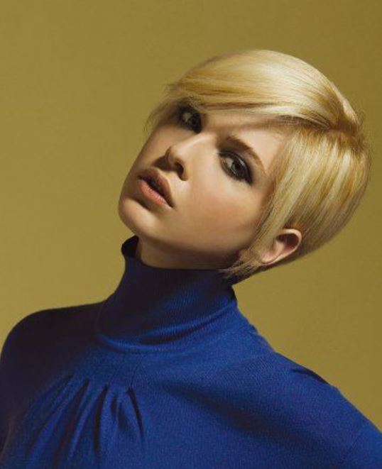 Carré Bob Court Avec Raie Balayée Sur Le Côté Sur Cheveux Fins Sans Volume Blond Chaud 