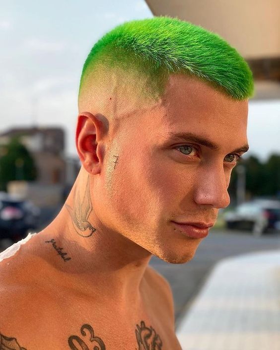Crew Cut Avec Dégradé Sur Cheveux Vert