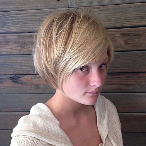 Carré Bob Avec Couches Plumeuses Balayées Sur Le Côté Sur Cheveux Fins Sans Volume Blond Miel 