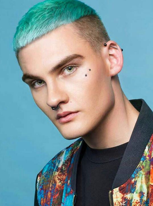 Coupe César Sur Cheveux Vert