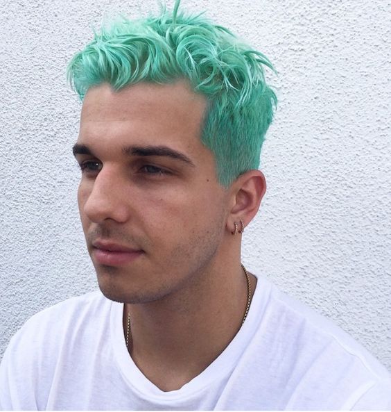 Coupe Quiff Avec Mèches Décoiffées Sur Cheveux Vert