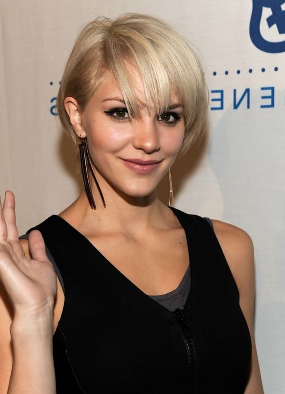 Carré Bob Avec Des Pointes Légèrement Recourbées Sur Cheveux Fins Sans Volume Blond Miel