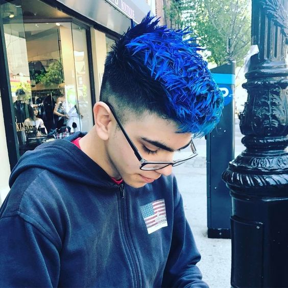 Coupe Quiff Dégradé Avec Mèches Couches Plumeuses Sur Cheveux Bleu Foncé