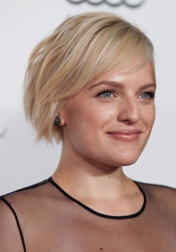 Carré Bob Balayé Sur Le Côté Sur Cheveux Fins Sans Volume Blond Vénitien 