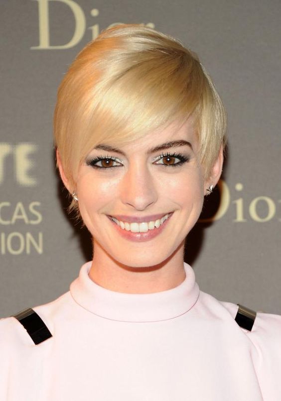 Carré Bob Style Boyish Sur Cheveux Fins Sans Volume Blond Vénitien 