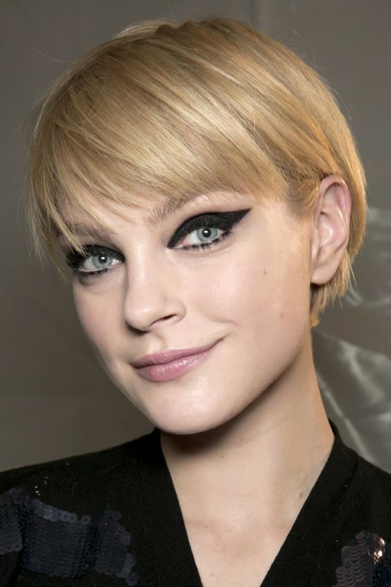 Carré Bob Style Pixie Sur Cheveux Fins Sans Volume Blond Chaud 