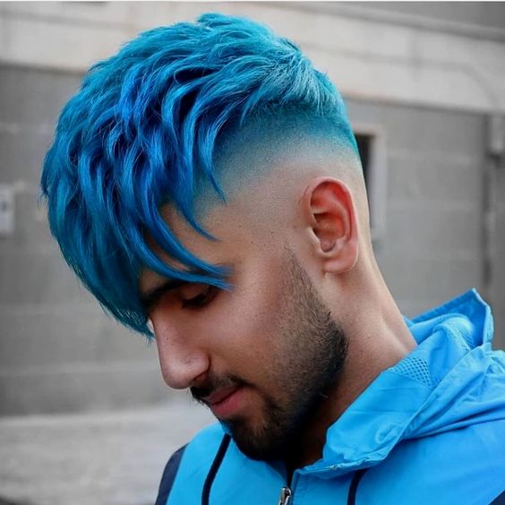 98. Coupe Quiff Dégradé Avec Des Couches Plumeuses Sur Cheveux Bleus