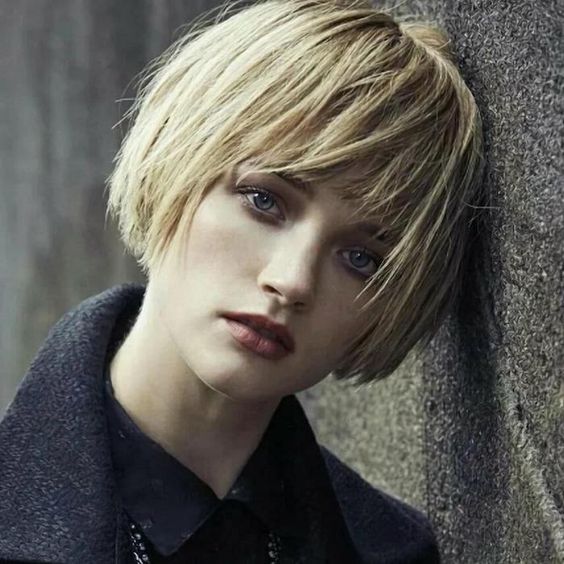 Carré Bob Agité Avec Des Pointes Effilées Sur Cheveux Fins Sans Volume Blond Chaud 