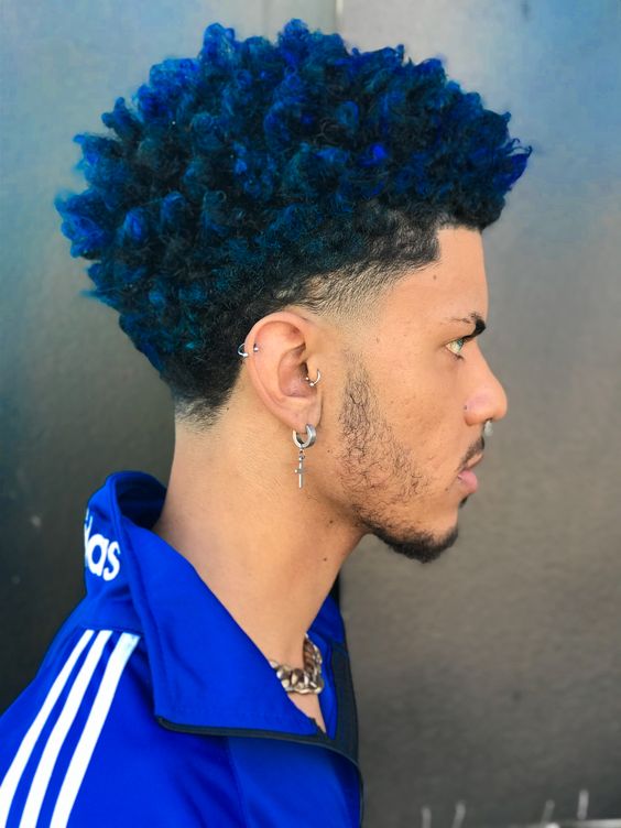 Coupe Quiff Sur Cheveux Bleu Afro Avec Contour