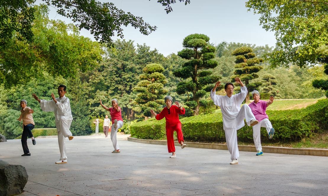 Ainés Pratiquant Le Tai Chi Chuan