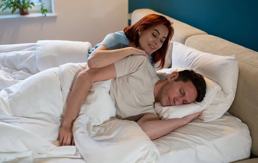 Couple Au Lit Baisse De Libido, Homme Dort