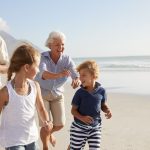 Enfants Et Seniors Cours Sur La Plage. Association Grands Parrains