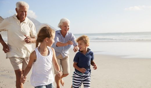 Enfants Et Seniors Cours Sur La Plage. Association Grands Parrains