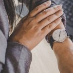 Femme Avec Montre Orient Au Poignet