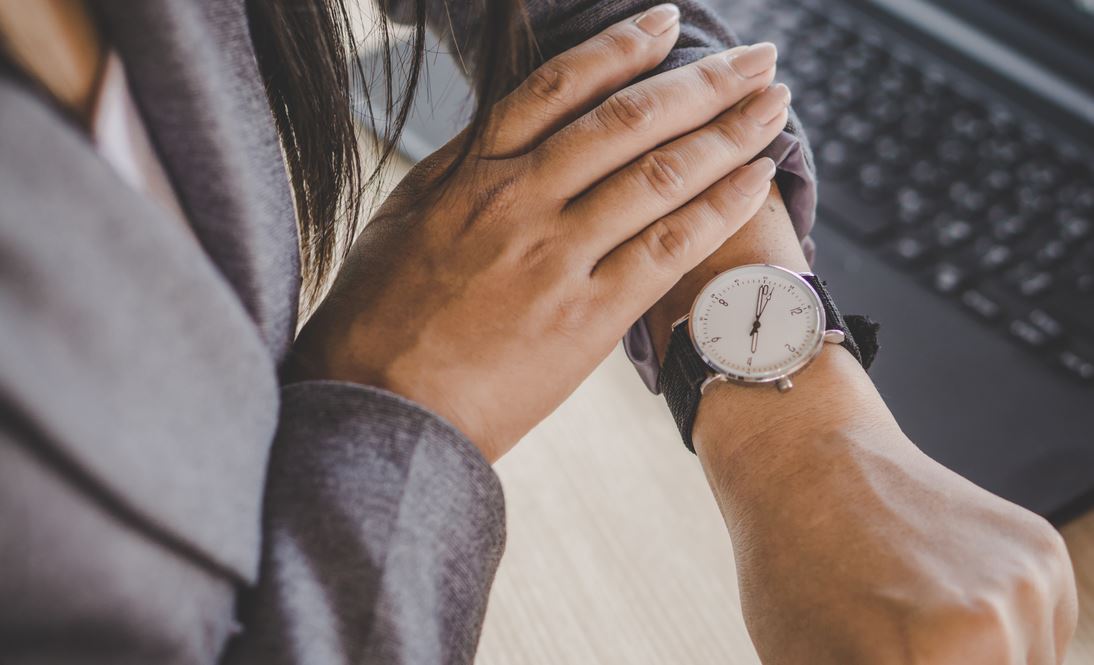 Femme Avec Montre Orient Au Poignet