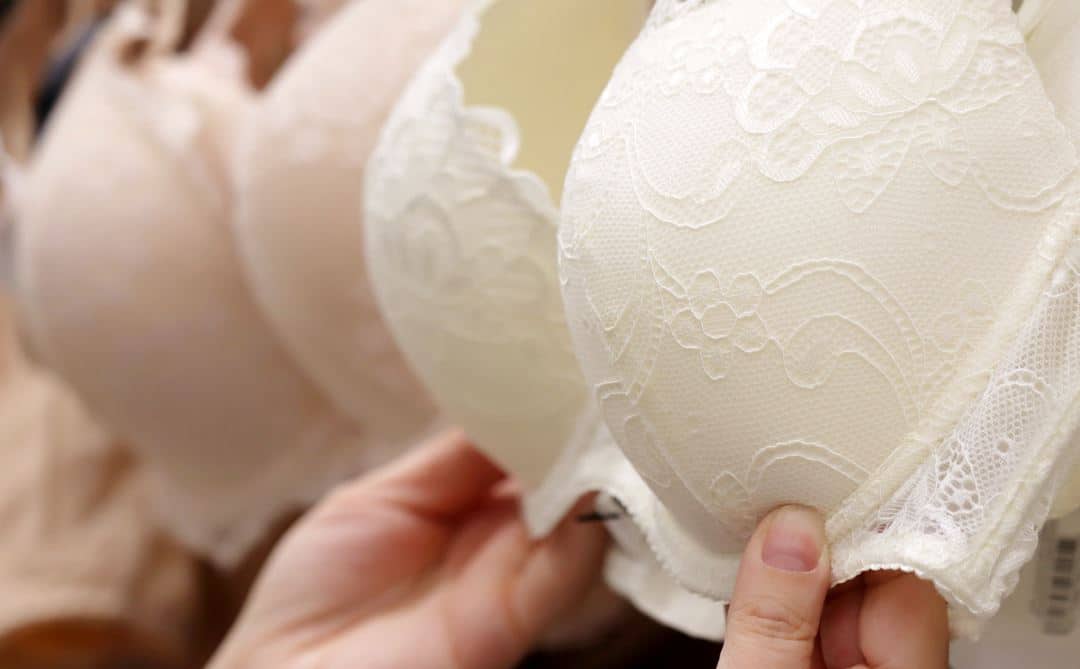 Femme Choisie Un Soutien Gorge Dans Une Boutique