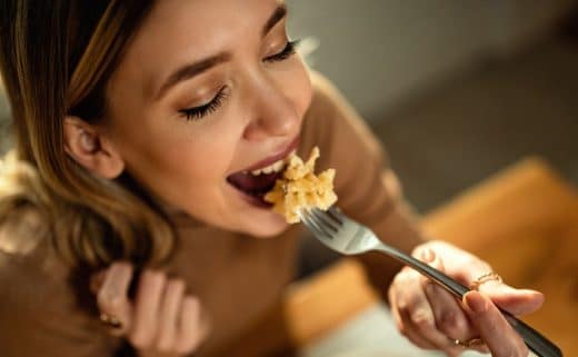 Femme Heureuse Qui Mange