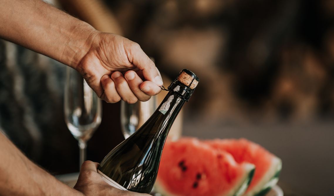Homme Débouche Une Bouteille De Champagne