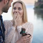 Homme Offre Un Bijou à Sa Femme