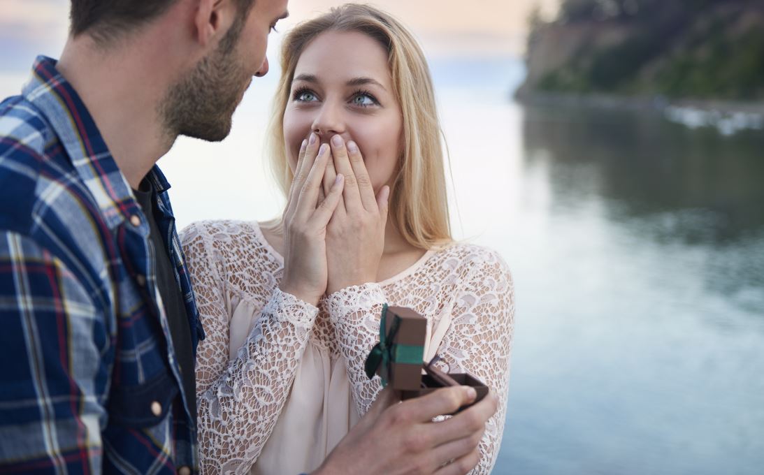 Homme Offre Un Bijou à Sa Femme