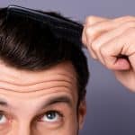 Homme Se Coiffe Avec Son Peigne Et Du Gel