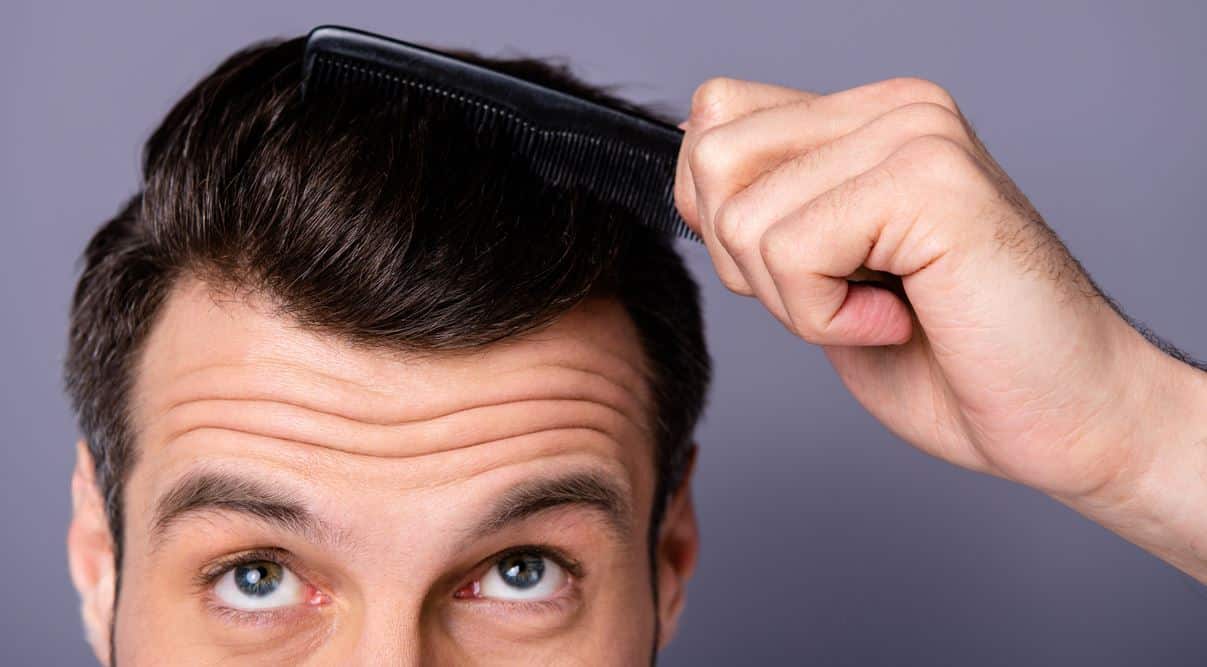 Homem penteando cabelo com pente e gel