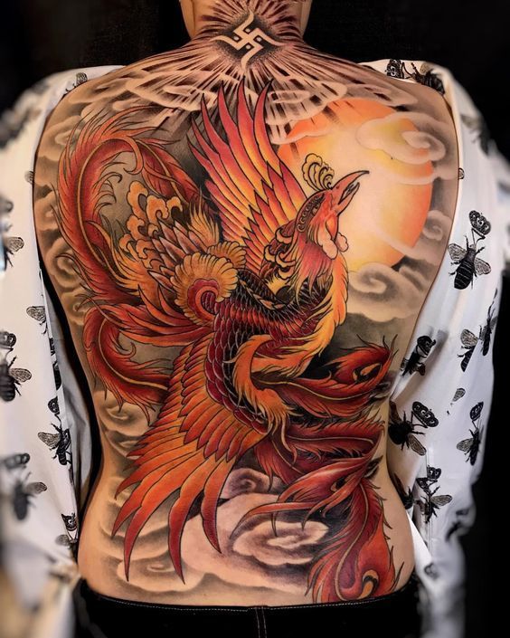 Tatouage Phoenix Rouge & Soleil Sur Le Dos