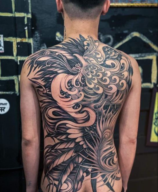Tatouage Phoenix Noir Et Gris Sur Le Dos