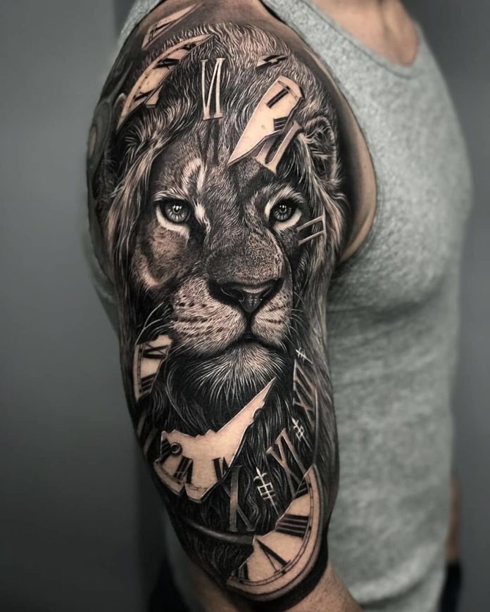 Tatouage Lion & Morceaux D’horloge Sur Le Bras