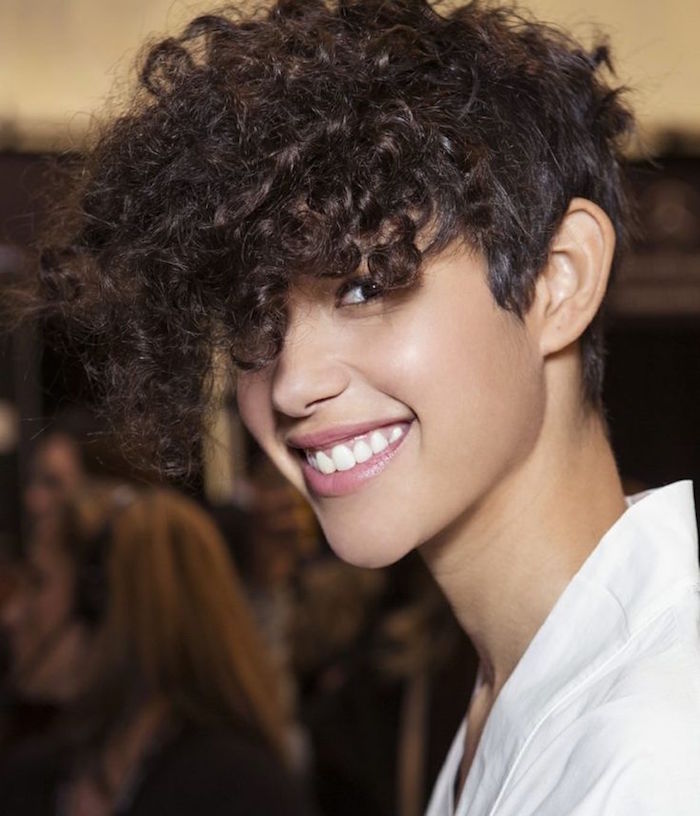Pixie Cut Avec Longues Mèches Désordonnées 