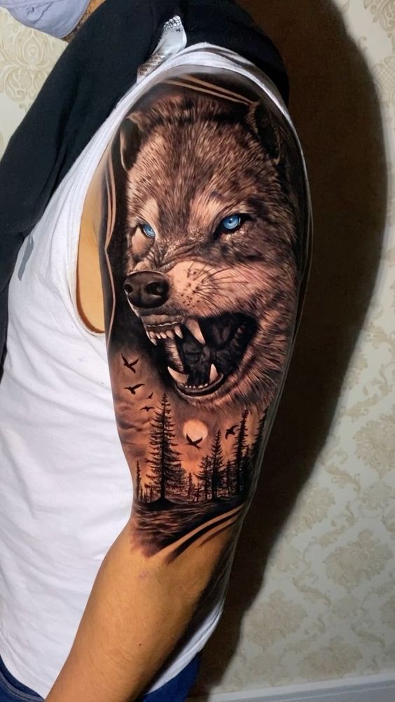 Tatouage Loup Montrant Ses Crocs Sur Le Bras