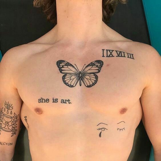 Tatouage Papillon Avec Chiffres & Phrases Sur Le Torse