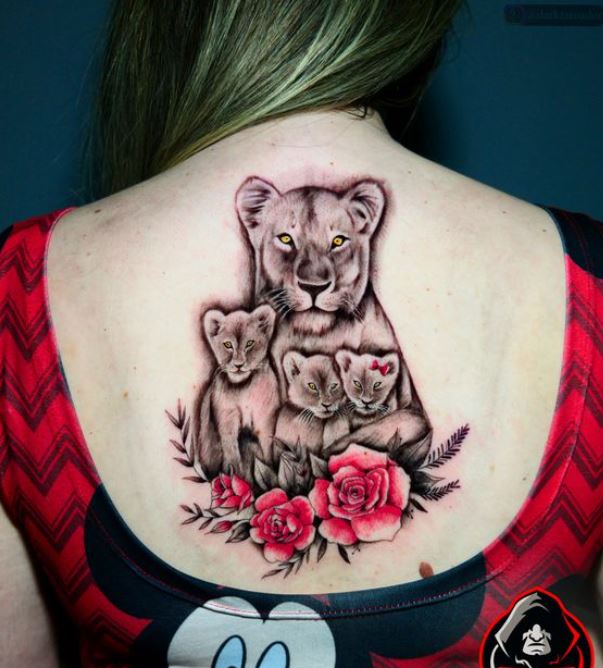 Tatouage Lionne, Lionceaux Et Roses Sur Le Dos