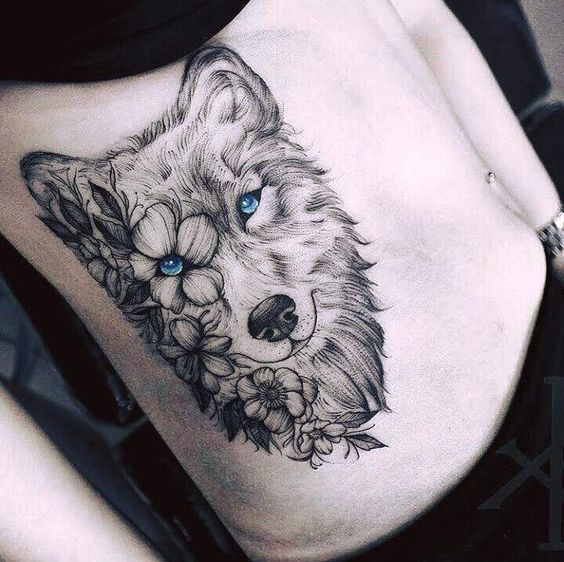 Tatouage Loup Aux Yeux Bleus Avec Demi Décoration Florale