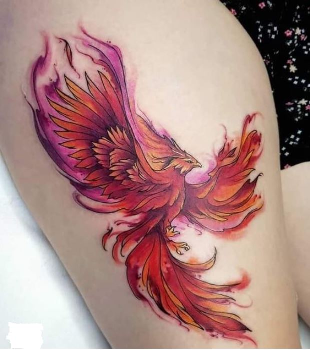 Tatouage Phœnix Aquarelle Grenat Et Orange Sur La Cuisse
