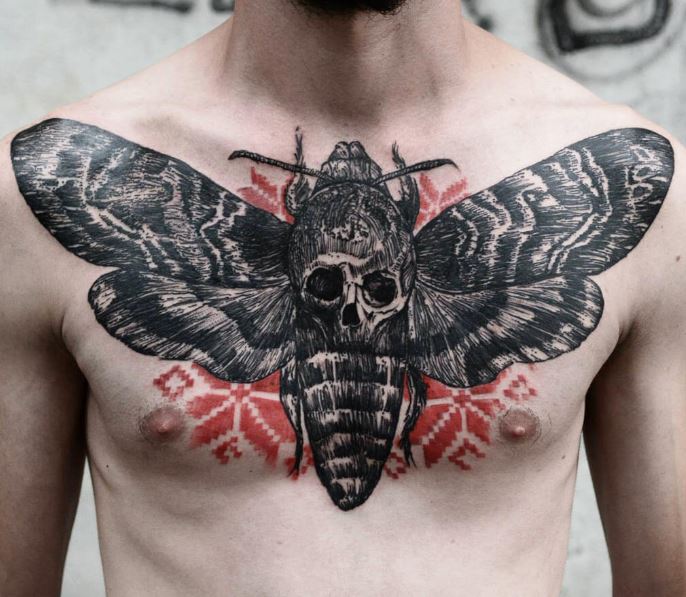 Tatouage Papillon De Nuit Avec Tête De Mort Sur Le Torse 