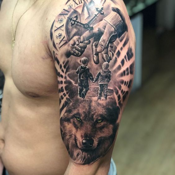 Tatouage Loup Avec Enfants Et Horloge Sur Le Bras