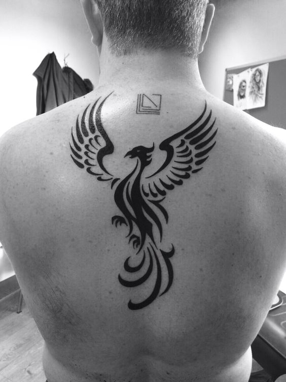 Tatouage Phoenix Noir Sur Le Dos