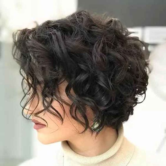 Pixie Cut Avec Mèches Longues Pendantes Et Ondulées