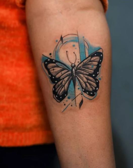 Tatouage Papillon Noir & Bleu Sur L’avant Bras 