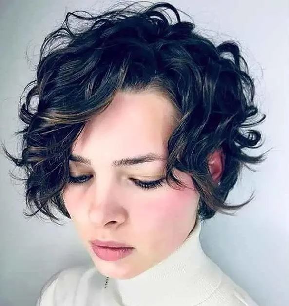 Pixie Cut Avec Un Balayage Caramel 