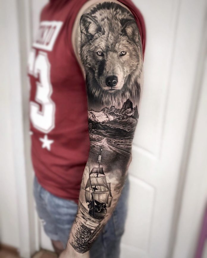 Tatouage Loup Avec Navire Sur Le Bras