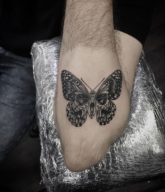 Tatouage Papillon De Nuit Noir & Gris Sur L’avant Bras 