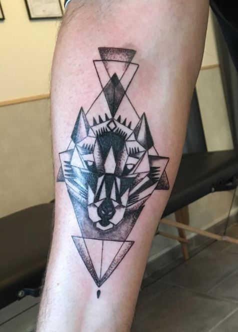 Tatouage Loup Géométrique Sur L’avant Bras