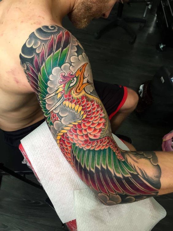 Tatouage Phoenix Vert Et Rouge Sur Le Bras