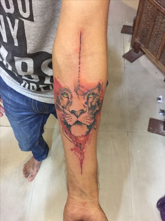 Tatouage Tête De Lion Graphique Sur L’avant Bras