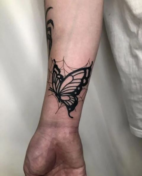  Tatouage Papillon & Toiles D’araignée Sur L’avant Bras 