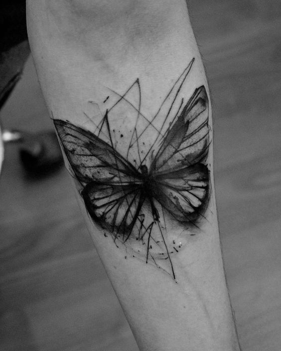 Tatouage Papillon Graphique Sur L’avant Bras 