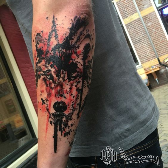 Tatouage Loup Graphique Et Aquarelle Noire Sur L’avant Bras